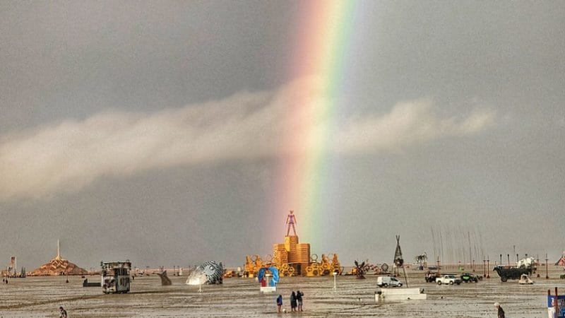 Tempestades e inundações isolam 70 mil pessoas em festival