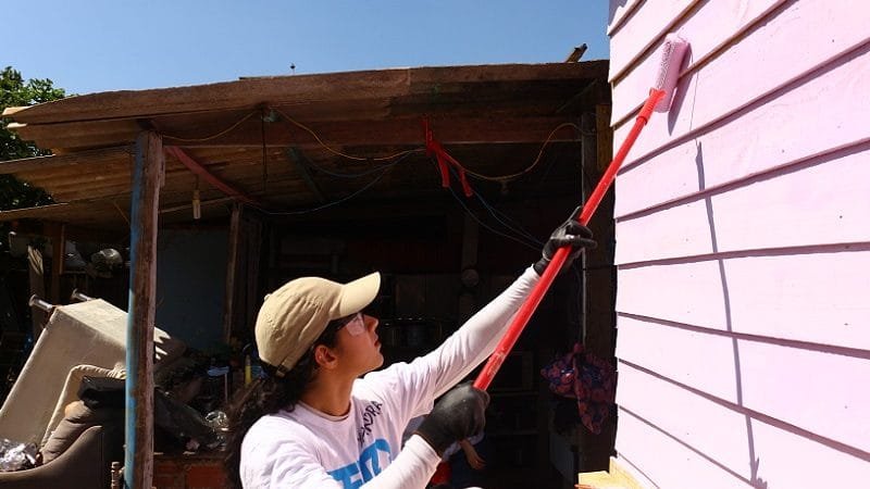 Moradora recebe primeira casa construída na ocupação Dorothy Stang