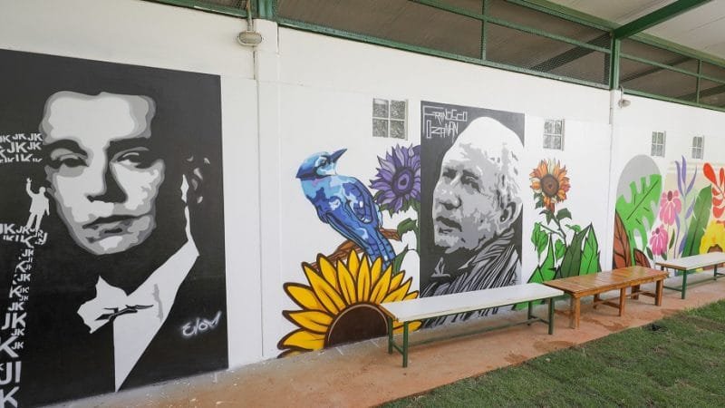Detalhe de personagens que construíram Brasília na fachada da reforma do viveiro de flores e mudas da Novacap/Tony Oliveira/Agência Brasília