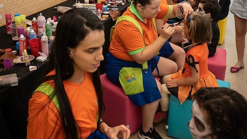 Monstros, criaturas horripilantes e bruxas ocupam shopping neste domingo