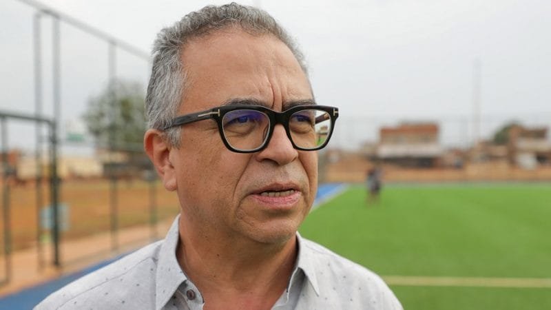 Alceu Prestes, administrador da Estrutural, acompanha a construção de um campo sintético entre 59 previstas pela Secretaria de Esporte e Lazer/Tony Oliveira/Agência Brasíla