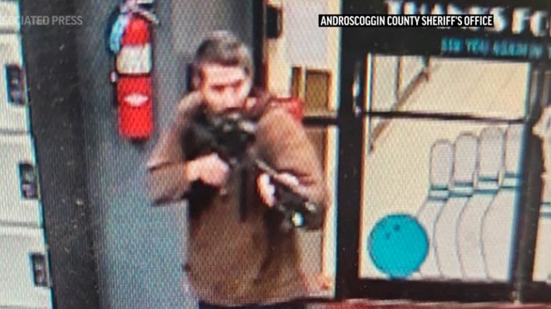 Atirador que matou 16 e feriu dezenas nos EUA continua desaparecido