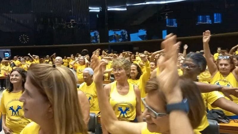 Sessão homenageia Ginástica nas Quadras, que retribuiu com “ola” no plenário da Câmara