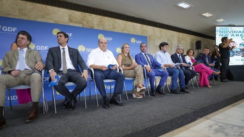 Ibaneis, Celina e os deputados Iolando, Prudente, Fred Linhares, Robério e Rogério Morro da Cruz durante o lançamento da Carteira de Identificação da Pessoa com Deficiência e do Autista/Renato Alves/Agência Brasília