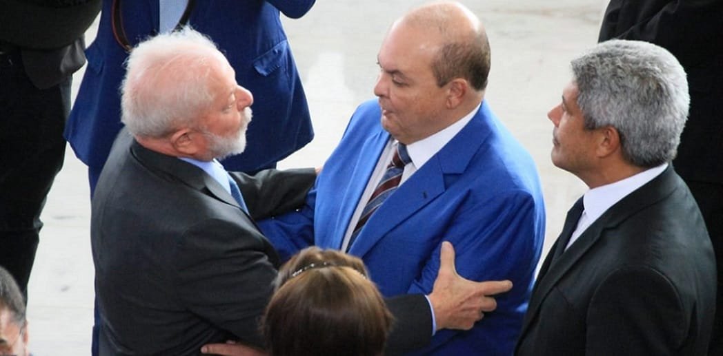 Lula da Silva e Ibaneis Rocha abraço Palácio do Planalto Misto Brasil