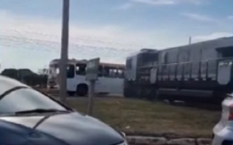 Acidente trêm e ônibus DF Misto Brasil