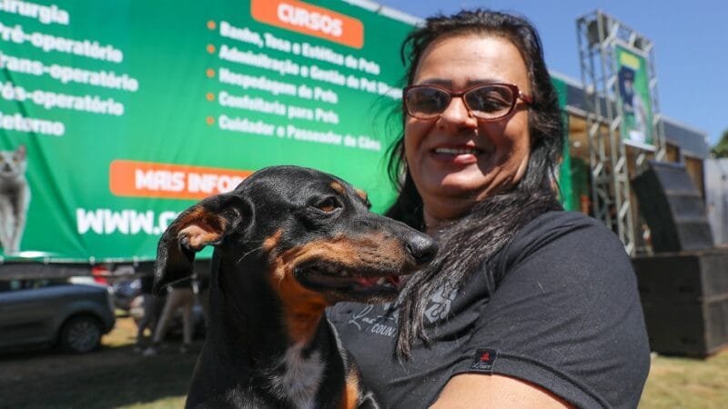 Concília Souza e a cadelinha Catarina estiveram no projeto itinerante de castração gratuita realizado em Planaltina/Paulo H. Carvalho/Agência Brasília