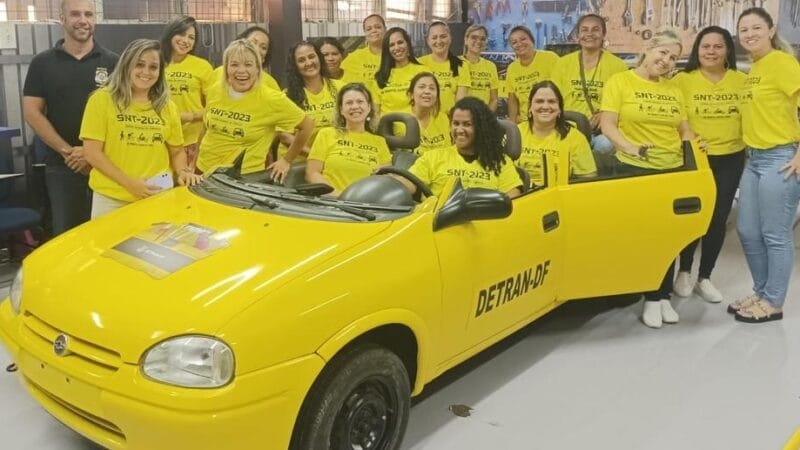 As 21 mulheres que participaram de um curso para conduzir veículos de emergência brincam num modelo antigo do Detran-DF/Divulgação