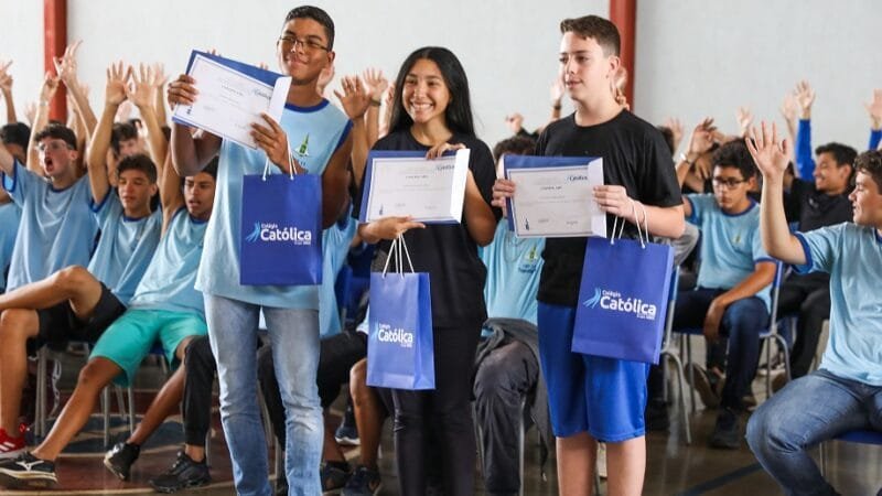 Alunos do Centro de Ensino Fundamental 11, de Taguatinga, exibem os diplomas do projeto Escolas Inovadoras, que tem parceiros na concessão de bolsas/Joel Rodrigues/Agência Brasil