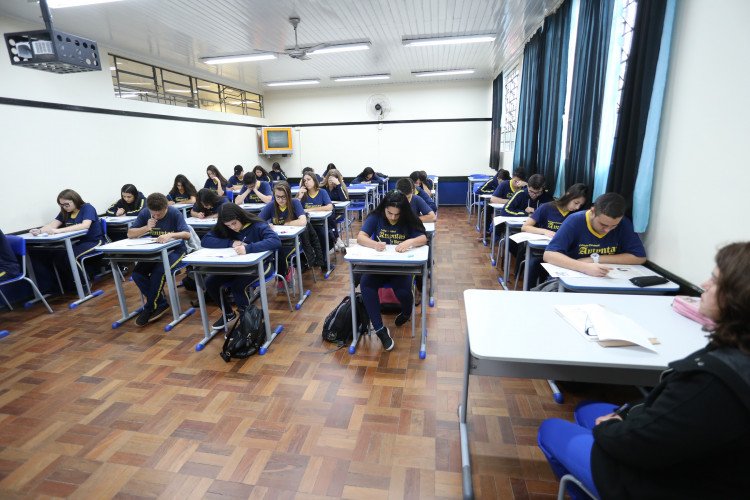 Estudantes sala de aula Ensino Médio Misto Brasil