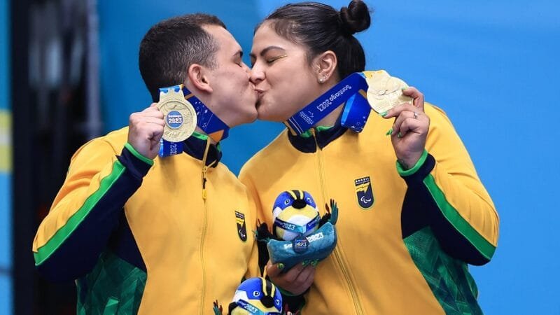 Rogério e Edwarda Oliveira comemoraram o ouro no badminton com um beijo no alto do pódio do Parapan em Santiago/Marcello Zambrana/CPB