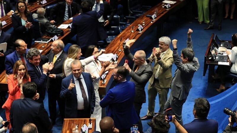 Izalci e Damares votaram contra a reforma tributária, a primeira depois de três décadas