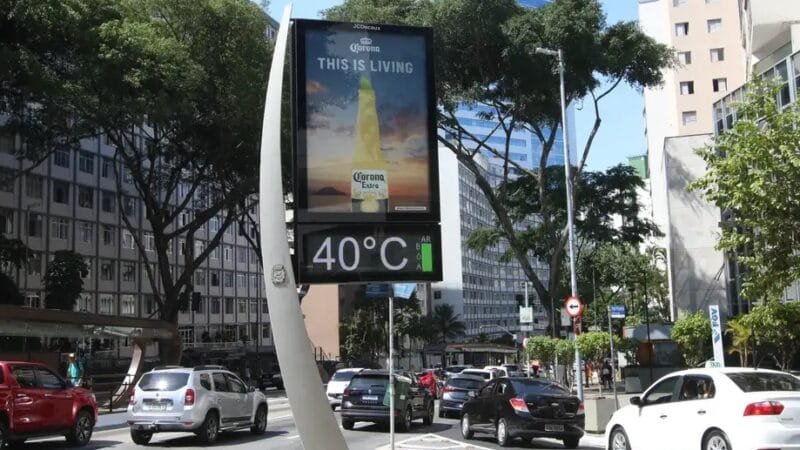 Termômetro na avenida 9 de julho, região central de São Paulo, registra o domingo de calor verificado em outras partes do país/Rpvena Rosa/Agência Brasil