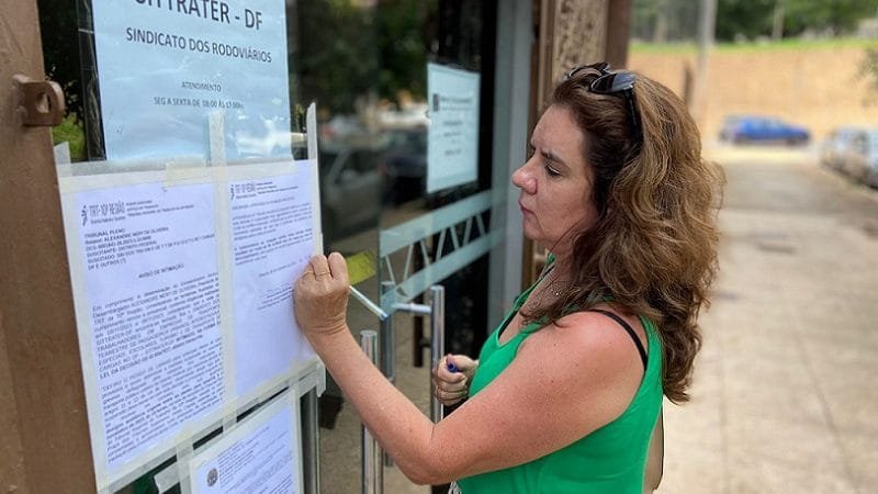 Liminar do TRT é pregada na entrada do Sindicato dos Rodoviários