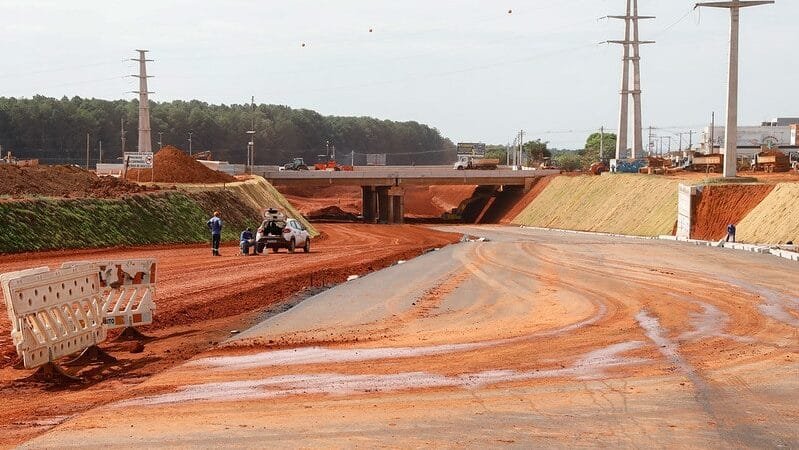 Pressa na liberação das pistas superiores do viaduto do Itapoá