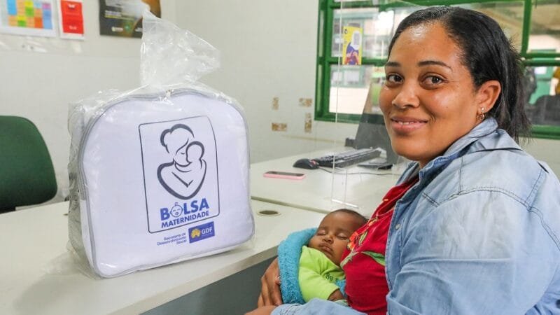 Tamiles Pereira dos Santos recebeu a bolsa no Cras de Sobradinho, do programa Bolsa Maternidade que distribuiu 6 mil enxovais neste ano/Paulo H. Carvalho/ Agência Brasília