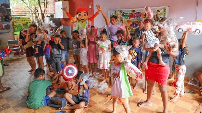 Crianças de creche na Estrutural recebem brinquedos na Campanha Natal Solidário do SLU/Divulgação