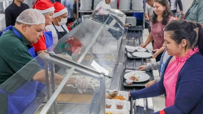 Ibaneis Rocha serve usuários do Restaurante Comunitário do Sol Nascente/Pôr do Sol, que serviu a ceia natalina/Renato Alves/Agência Brasília