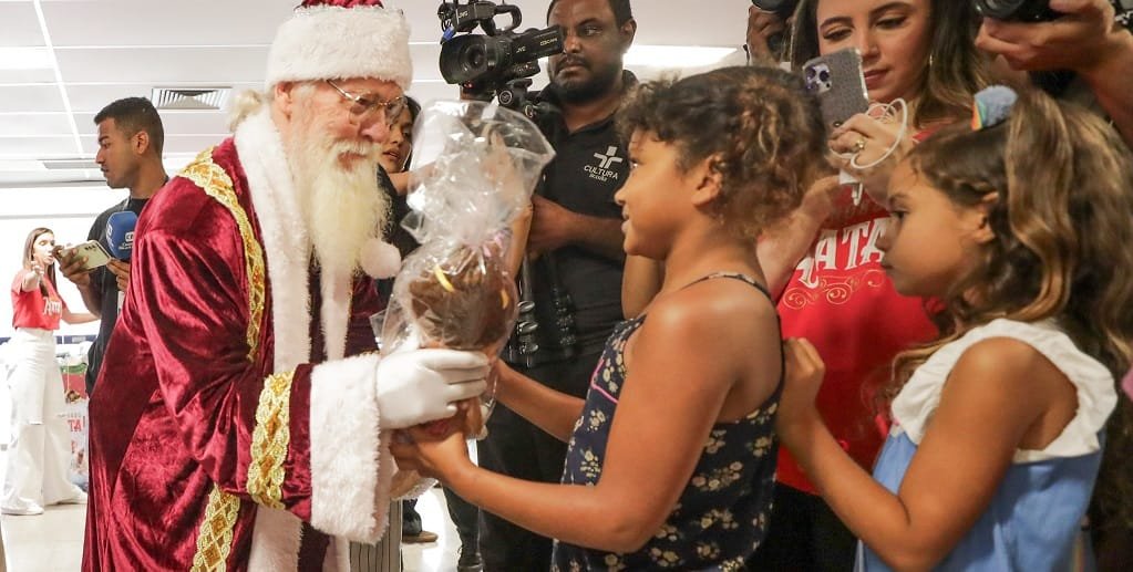 Papai Noel crianças presentes Misto Brasil