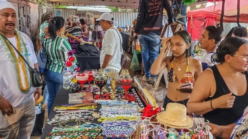 Barracas montadas na praça dos Orixás, às margens do Lago Paranoá, na espera da festa do ano novo/Rafa Neddermeyer/Agência Brasil