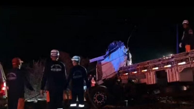 Acidente entre um ônibus e caminhão provocou a morte de 25 pessoas na Bahia