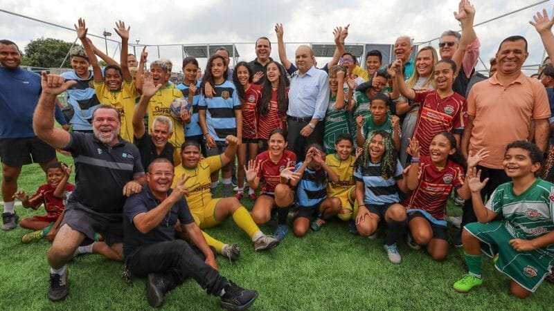 Comunidade próxima à Feira do Produtor de Ceilândia comemoram com o governador Ibaneis Rocha a inauguração do campo sintético/Paulo H. Carvalho/Agência Brasília