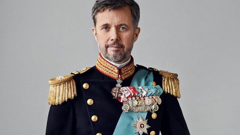 Rainha encerra reinado e filho assume o trono da Dinamarca