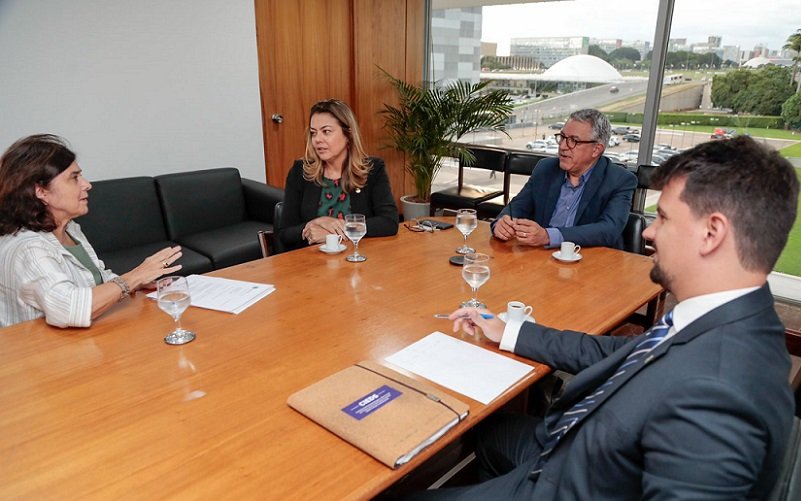 Senadora Leila Barros com os ministros Nísia Trindade e Alexandre Padilha Misto Brasil