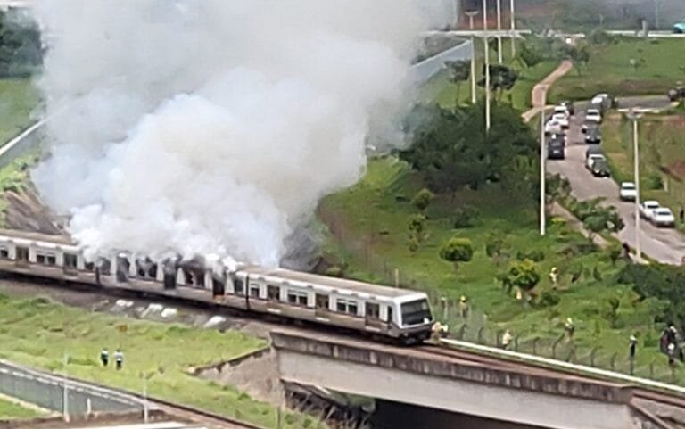 Incêndio queima vagão do metrô do Distrito Federal - Misto Brasil
