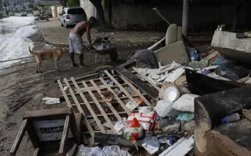 Lixo enchente Belford Roxo Rio de Janeiro Misto Brasil