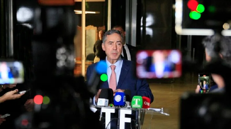 Presidente do STF diz que explosões é tentativa contra a democracia