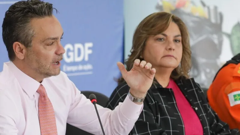 Gustavo Rocha, secretário da Casa Civil, e Lucilene Florêncio, secretária da Saúde, durante entrevista/Geovana Albuquerque/Agência Brasília.