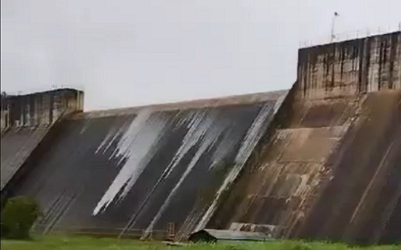 Barragem do Descoberto DF vertendo água Misto Brasil