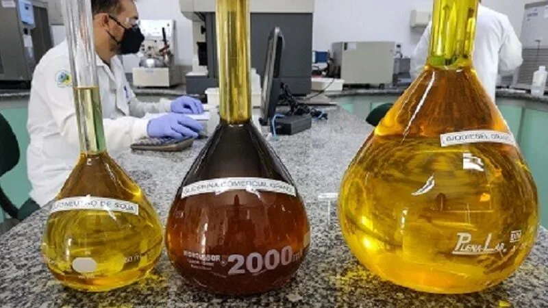 Lula visita laboratório de testes para ampliar biodiesel no diesel