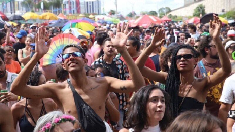 Divinas Tetas se apresenta depois de três anos em novo local