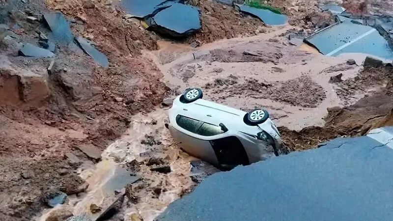 Cratera interdita rodovia em SC e Macapá decreta estado de emergência