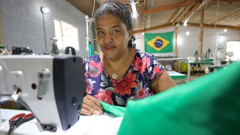 Ana Patrícia da Silva é costureira no Coworking da Estrutural que incentiva e gera renda para as mulheres/Joel Rodrigues/Agência Brasília