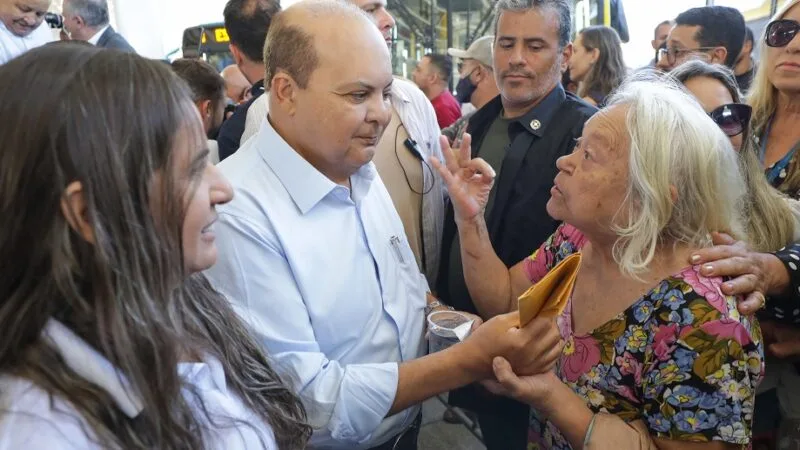 Ibaneis é cercado por populares com pedidos na entrega da primeira etapa da reconstrução da rodoviária do Gama/Renato Alves