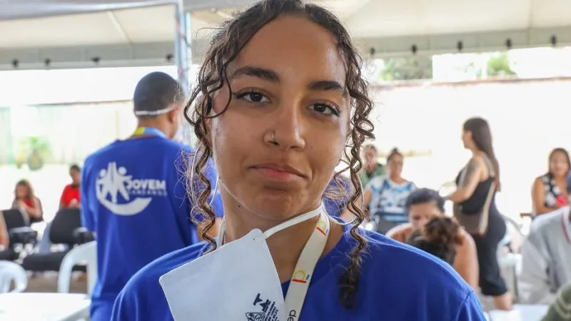 Yasmim de Brito é do Jovem Candango, programa que agora passa a fazer os primeiros atendimentos nas tendas de hidratação/Joel Rodrigues/Agência Brasília