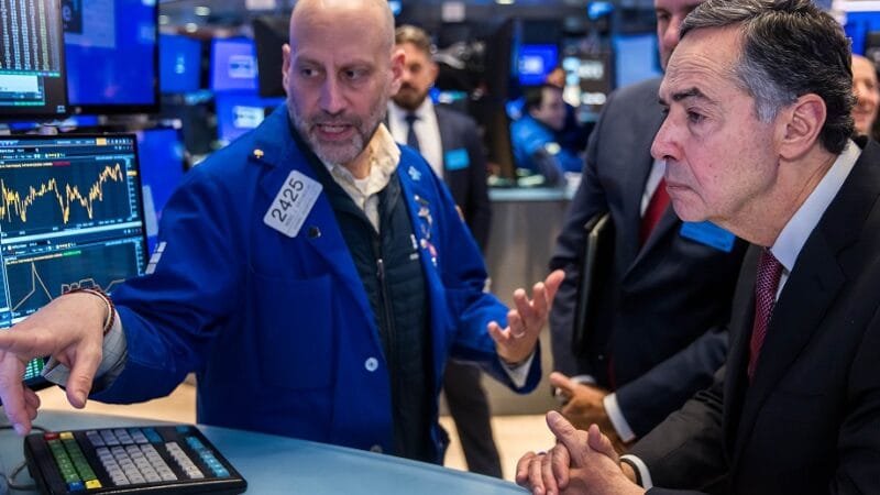 Luís Roberto Barroso, presidente do Supremo Tribunal Federal, recebe explicações sobre o mercado financeiro na Bolsa de Valores Nova York/Divulgação/NYSE