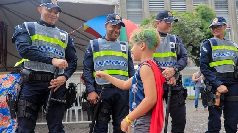 Garoto brinca com policiais militares no desfile dos blocos de Carnaval no Distrito Federal/Joel Rodrigues/ Agência Brasília