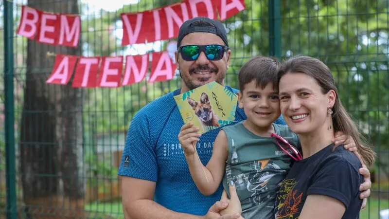 Famílias foram ao Zoológico de Brasília e visitaram a mais nova mascote, a loba-guará Atena/Paulo H. Carvalho/Agência Brasília