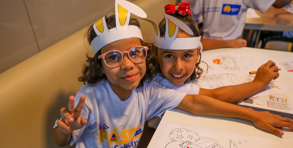 Páscoa meninas diversão crianças Misto Brasil