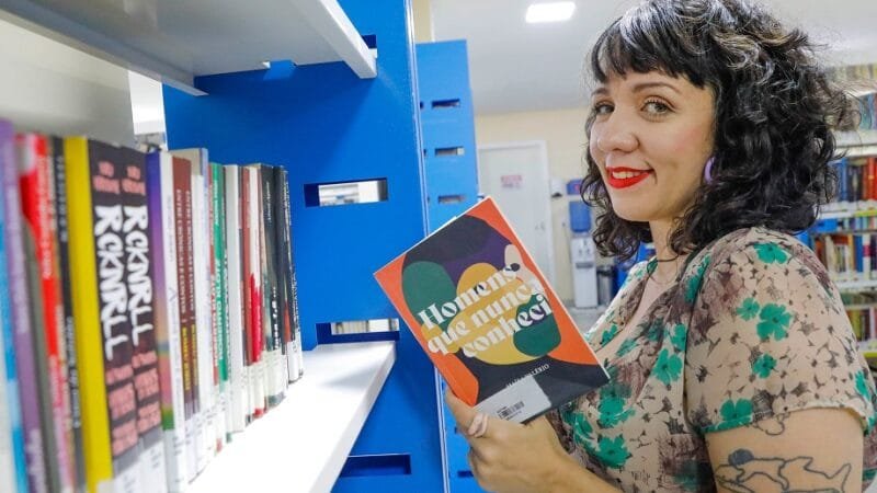 Maira Valério é escritora e foi conferir de perti o acervo da Biblioteca Pública de Brasília (512/513 Sul)/Lúcio Bernardo Jr./Agência Brasília