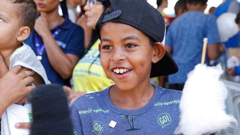Leonardo Ferreira aproveitou o Dia D no Sol Nascente para brincar na programação das atrações infantis e comer algodão doce/Lúcio Bernardo Jr./Agência Brasília