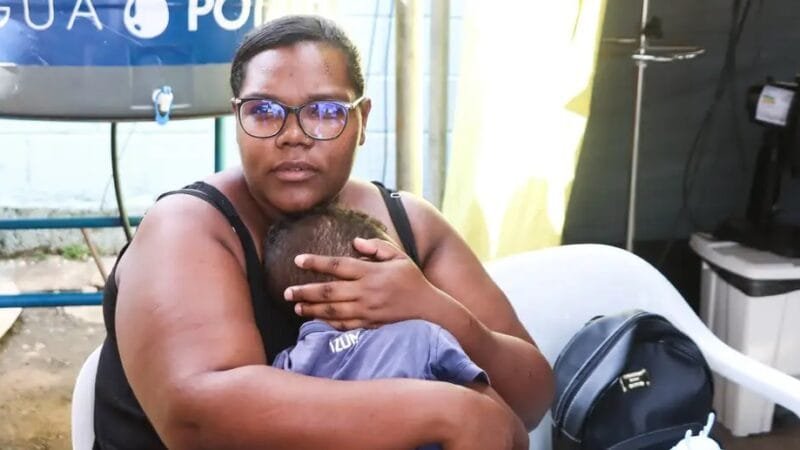 Juliana Pereira com o filho Vitor no hospital de campanha a procura de atendimento médico após contrair a dengue/Valter Campanato/Agência Brasil