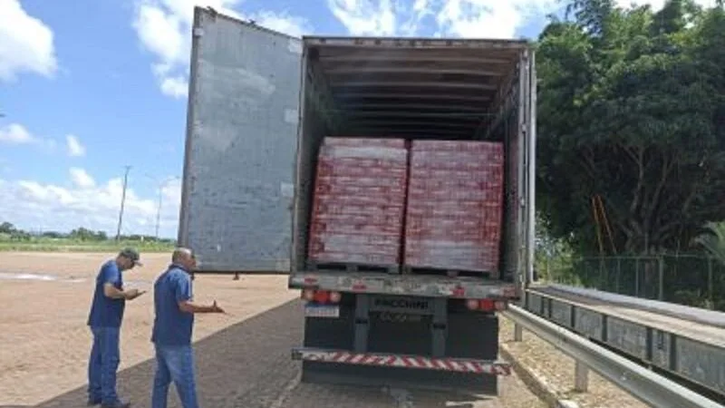 Carga de uísque e 90 toneladas de feijão são apreendidos sem nota fiscal