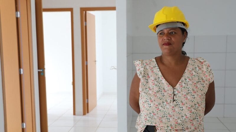Michele Carneiro foi visitar a obra de um novo programa de habitação da Codhab, que pretende entregar oito empreendimentos em cinco regiões/Paulo H. Carvalho/Agência Brasília