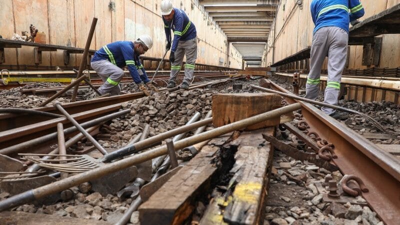 Operários trocam os dormentes na série de manutenção da rede da companhia do metrô na estação do Guará/Joel Rodrigues/Agência Brasília