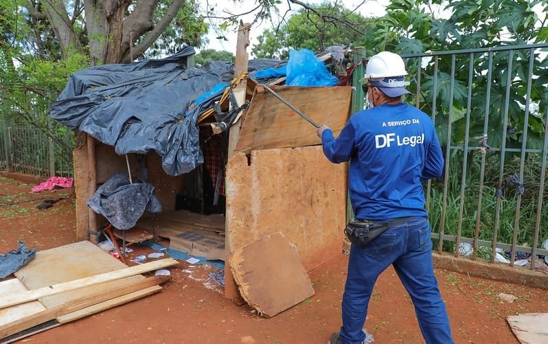 Remoção de barracos moradores de rua Misto Brasil